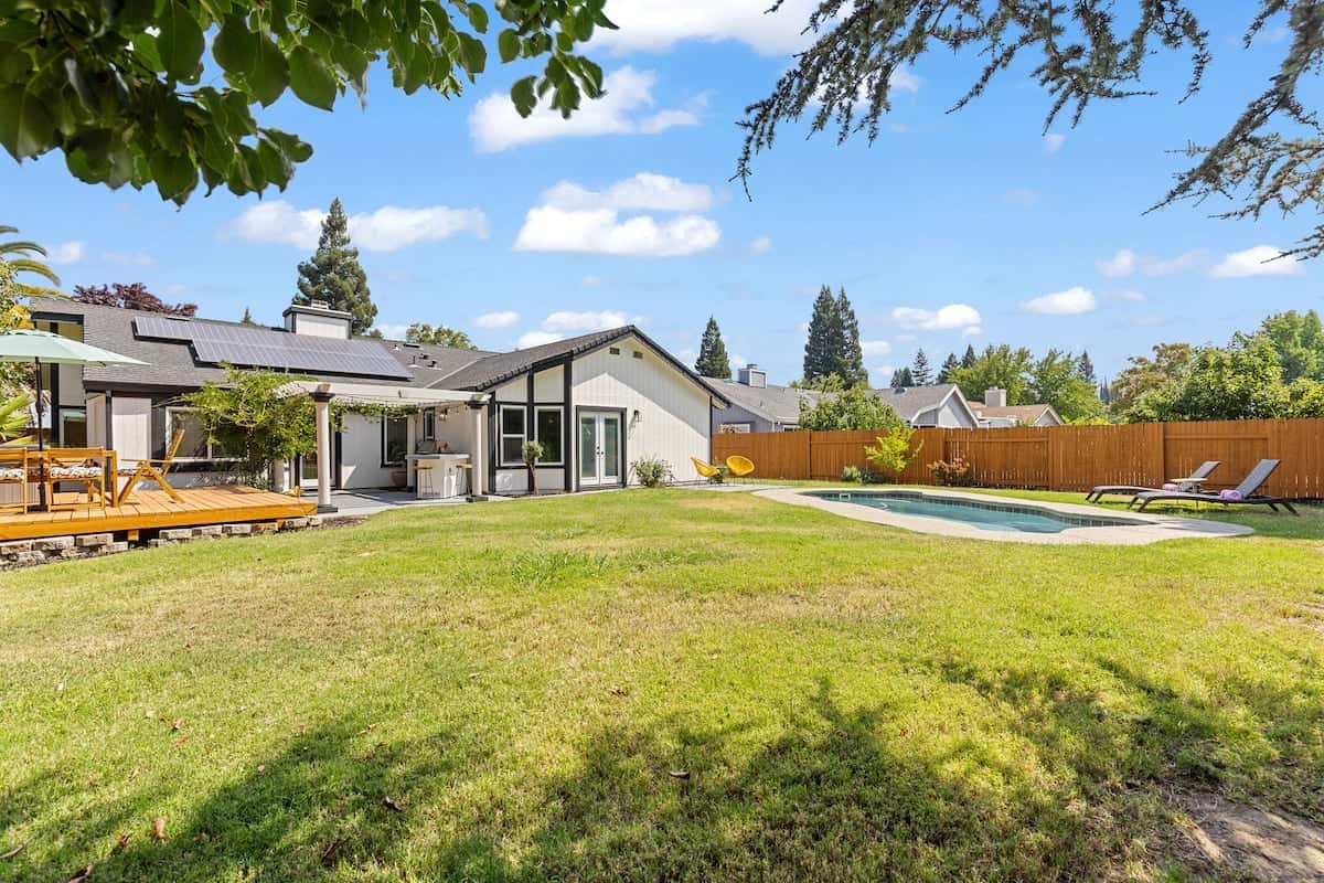 3BR · Pool · Hot Tub · BBQ · Garage · Roseville