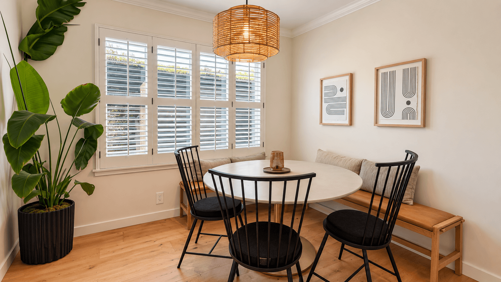 Collins - Stylish 2BR Private Patio Prime Location! - Holiday Home