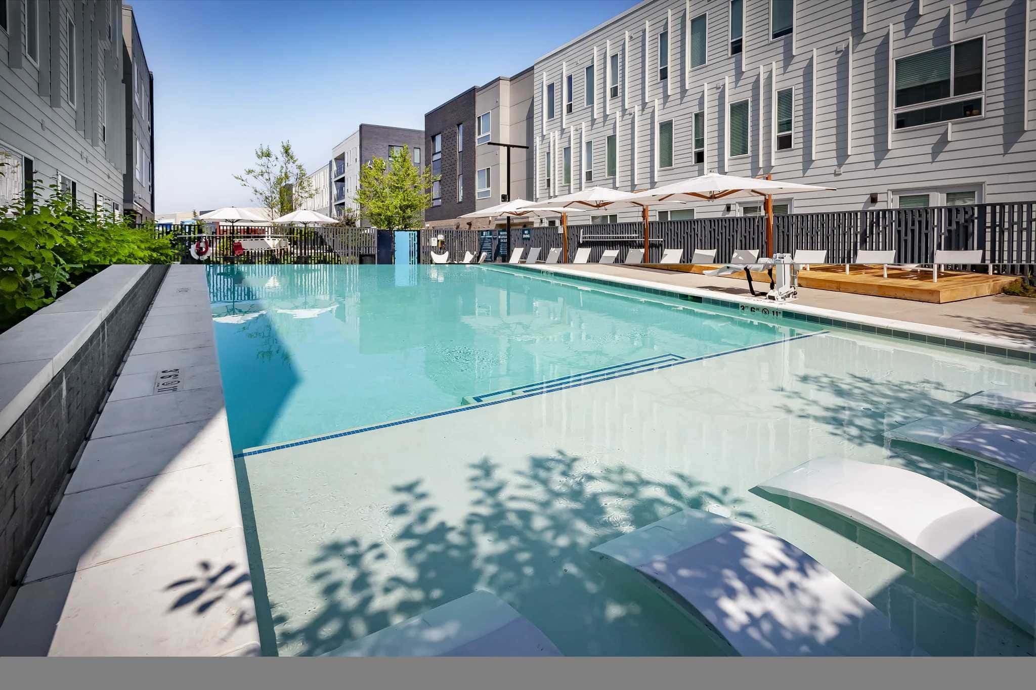 CozySuites Ayr with parking, pool, gym