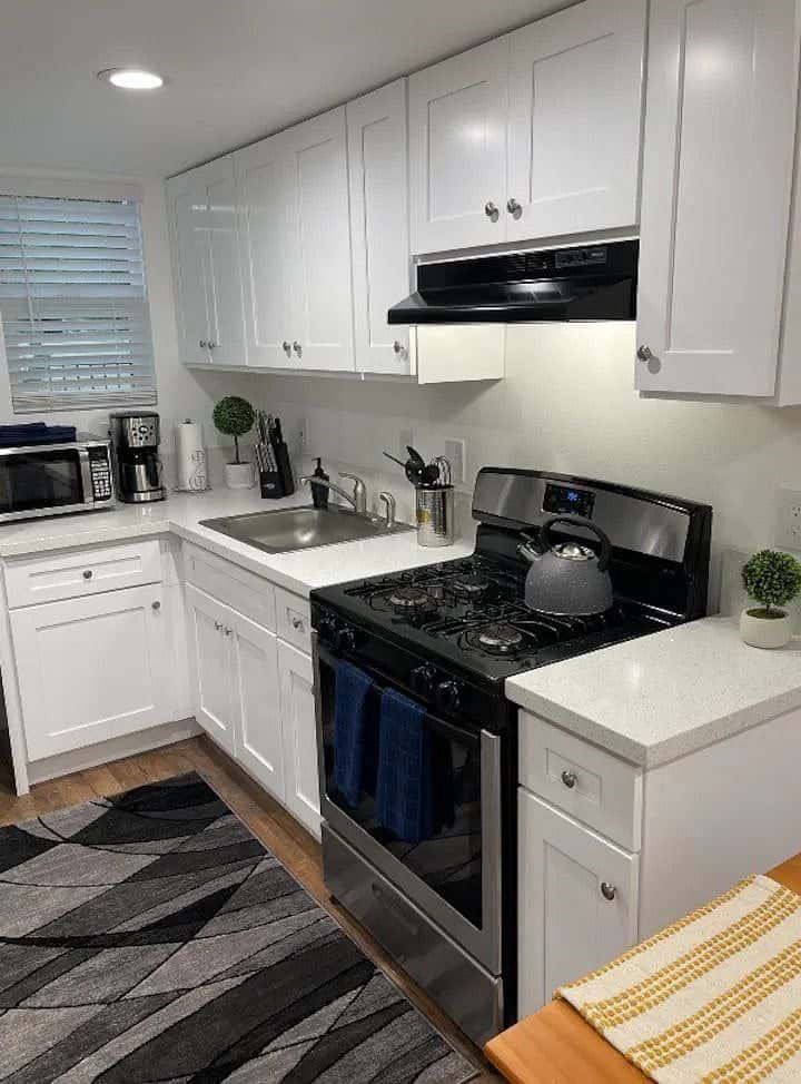 Penny: Furnished 2-bedroom home in Riverside