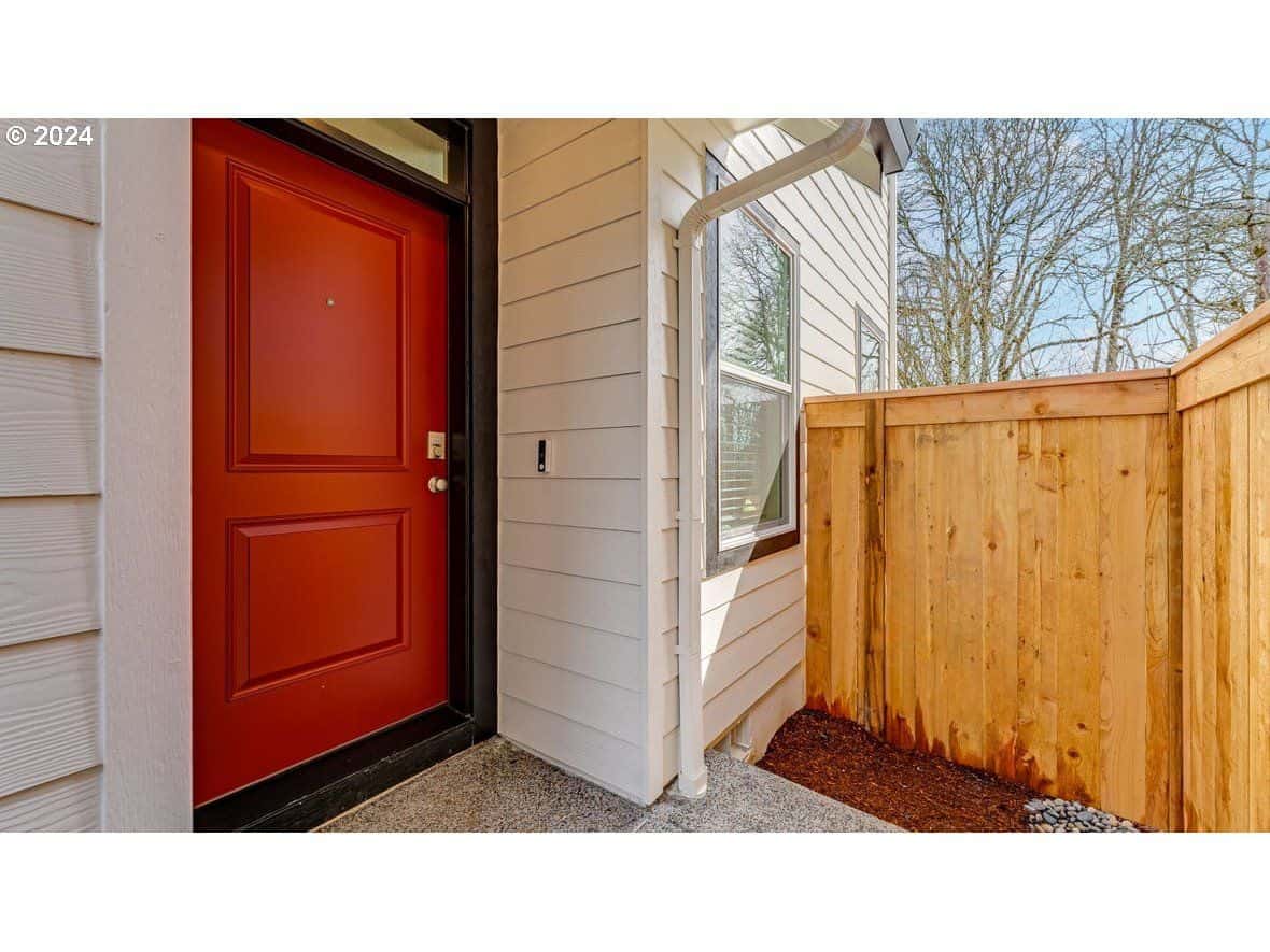 Beautiful Model Home W/T 4 bedroom/fenced flat yard
