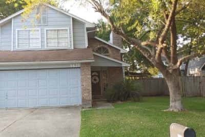 Charming Home Near IAH, Minutes from Malls!