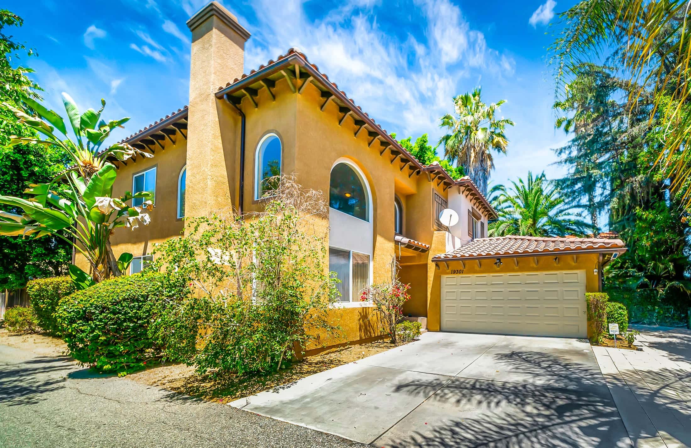 Lavi — (3,200 sq. ft.) 2 Levels Gated House 5BR + 3.5 Baths