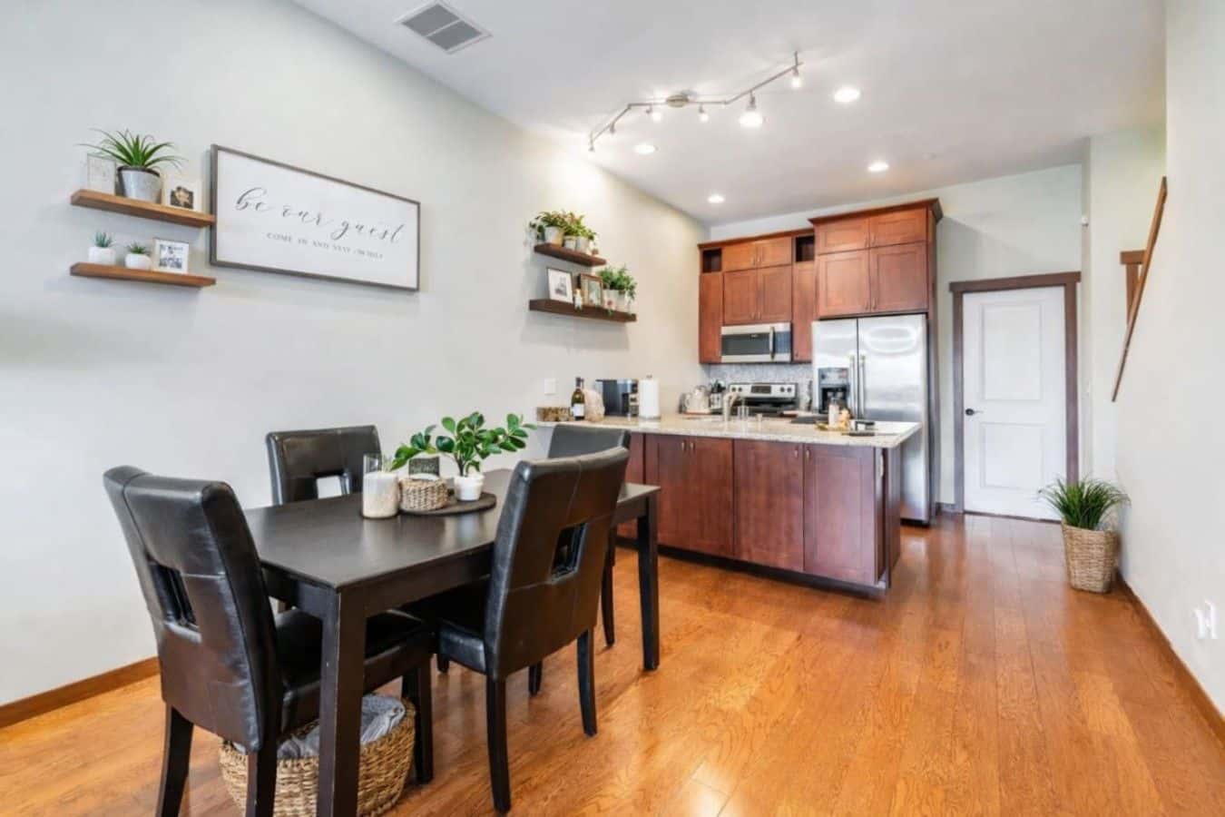 <1 mi to Dome | 3BD 2.5BA | Townhouse | Garage -20