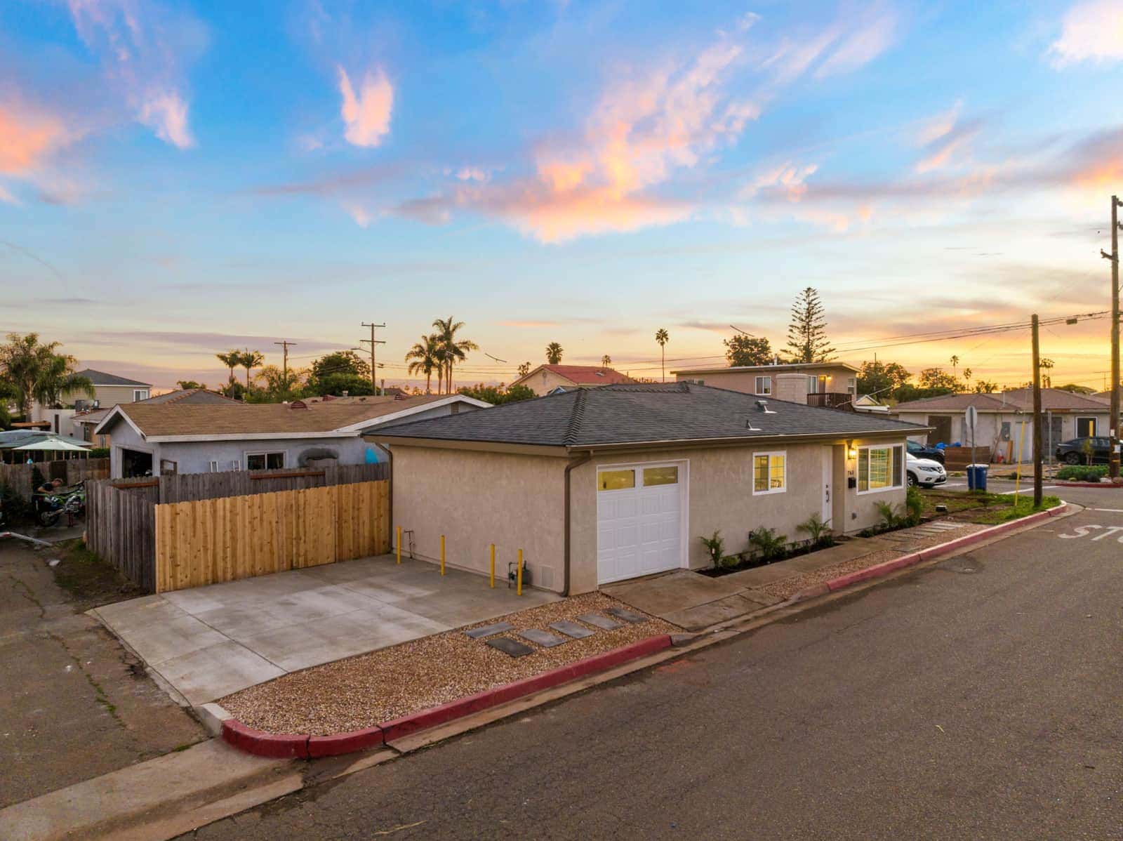 2BR Home | Huge Backyard | Fireplace | Garage | IB