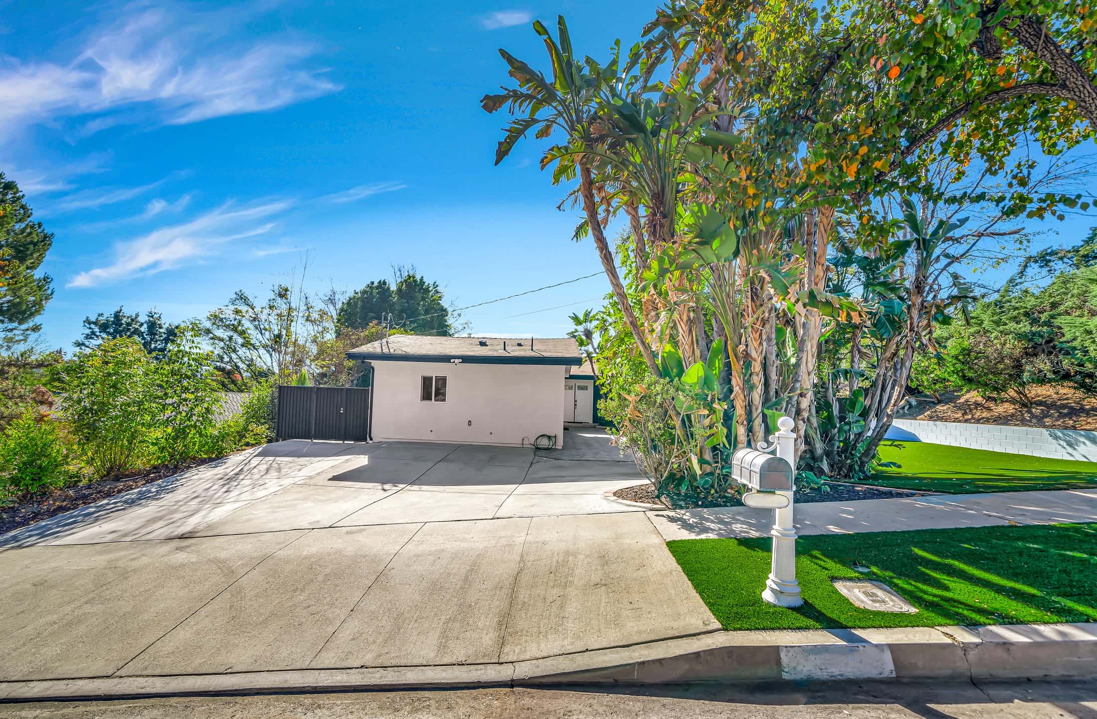Ostin — 4 BR + 1 Guest House + 3 Baths, Amazing Valley View & Jacuzzi