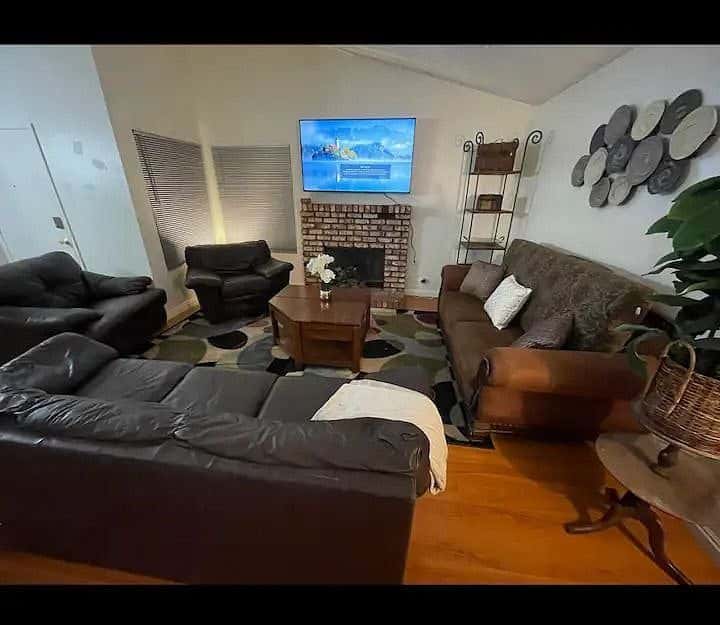 Fall River: Furnished 3-bedroom home in Moreno Valley
