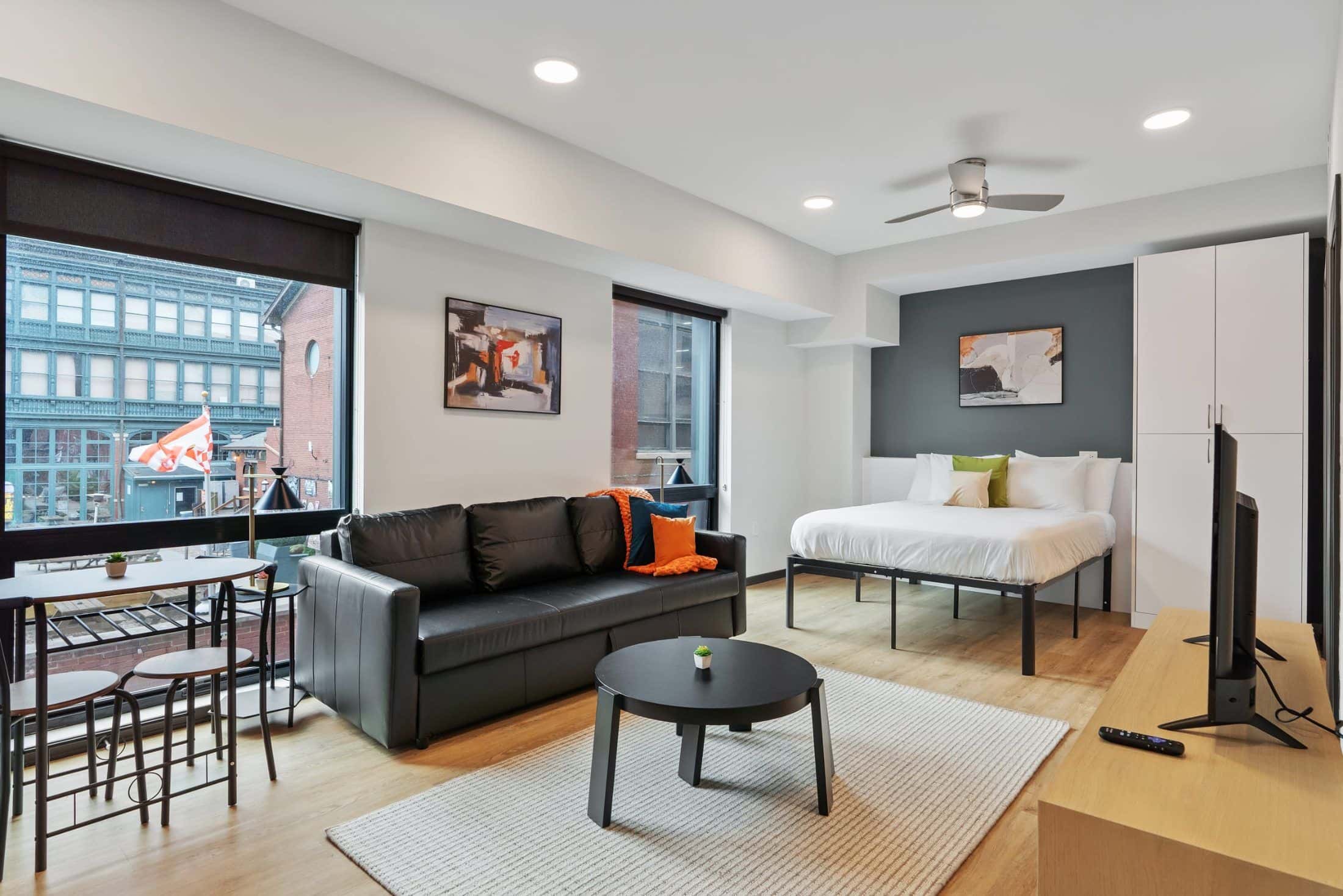 CozySuites Mass Studio - Lounge and Roof Deck