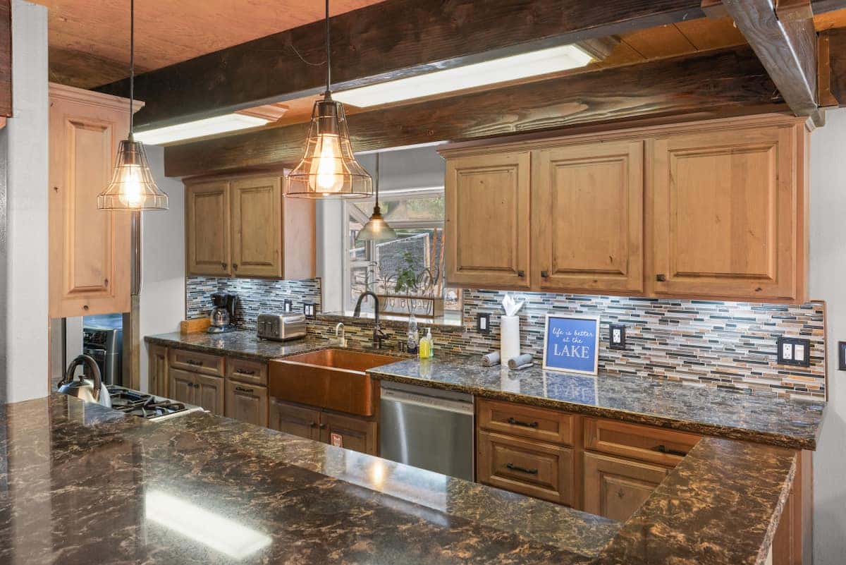 Hot Tub - Arcade - 2 Fireplaces - Huge Private Yard