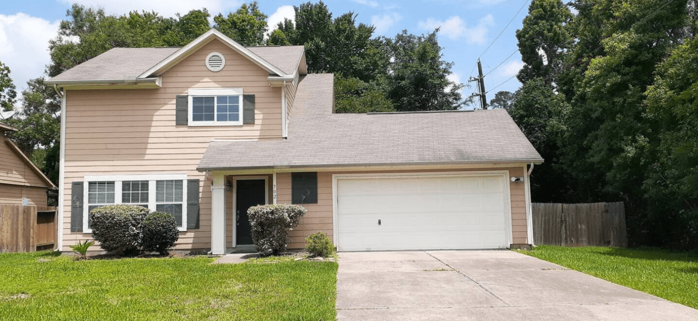 Enjoy Vacation in a Quiet Area with Huge Backyard