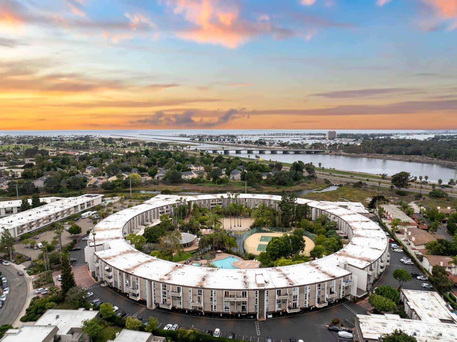 Top Floor | Balcony | W/D | Sea World | Amenities