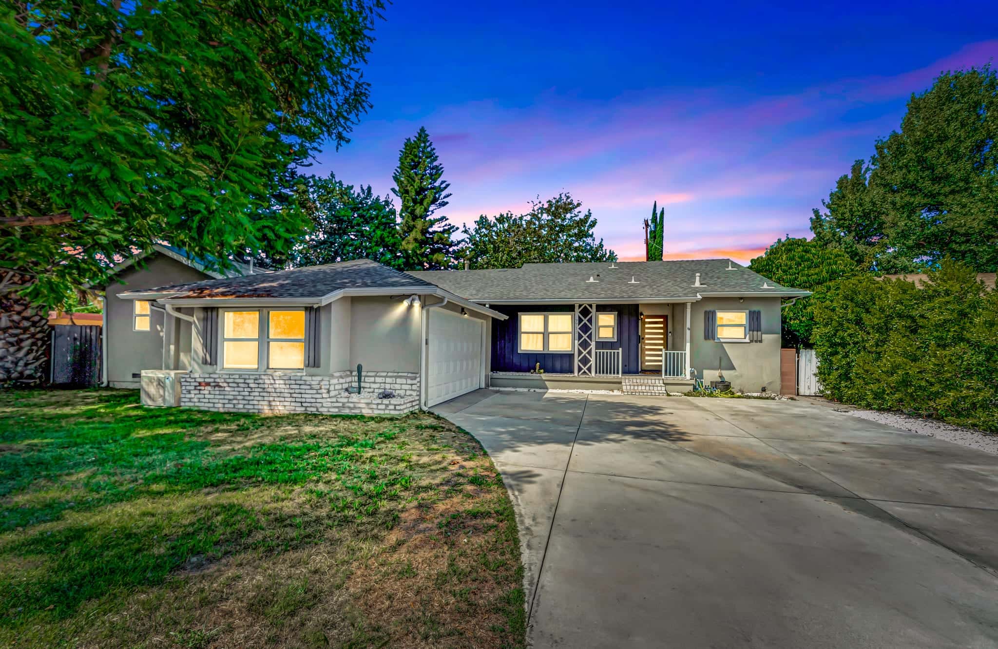 Oakdale Winnetka — 4BR + 3Baths with Built-In BBQ and Big Backyard