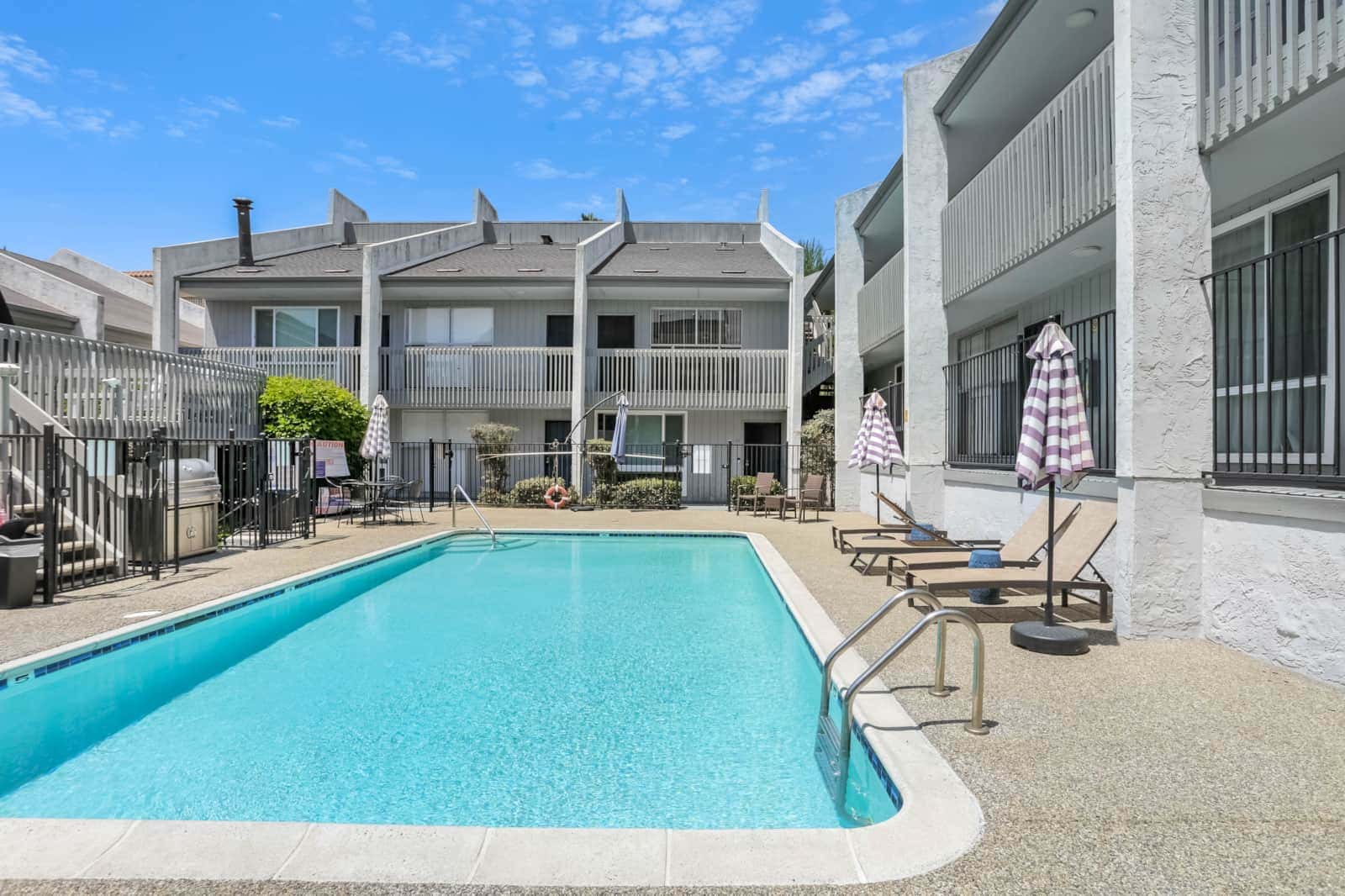 Modern 1 BR | Central | Pool | Parking | BBQs