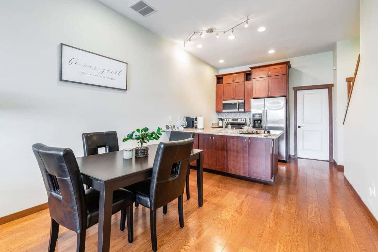 <1 mi to Dome | 3BD 2.5BA | Townhouse | Garage -22